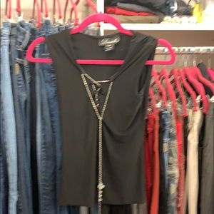 Stunning goihg out sleeveless top